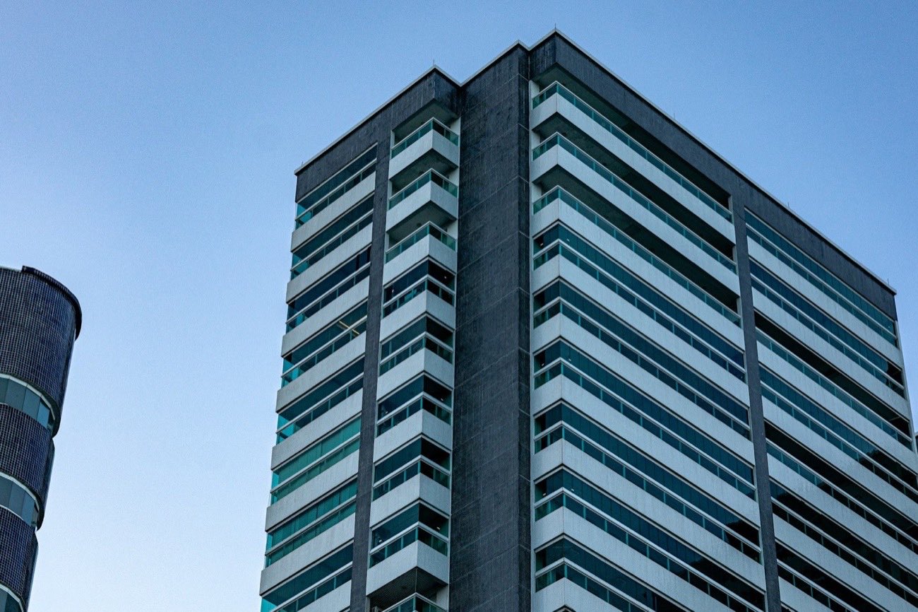 Fachada de la torre contra el cielo