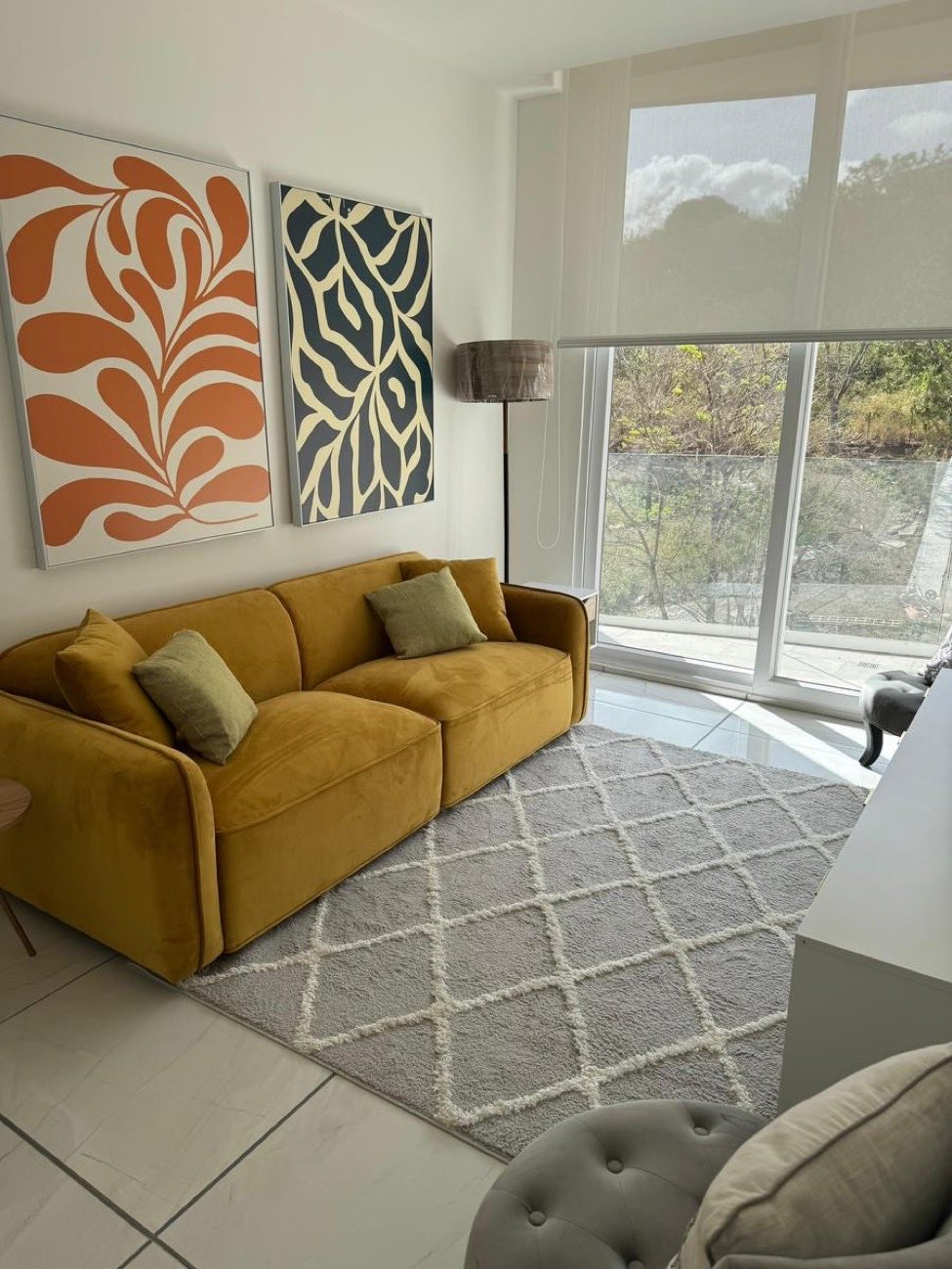 Sala de estar con ventanal