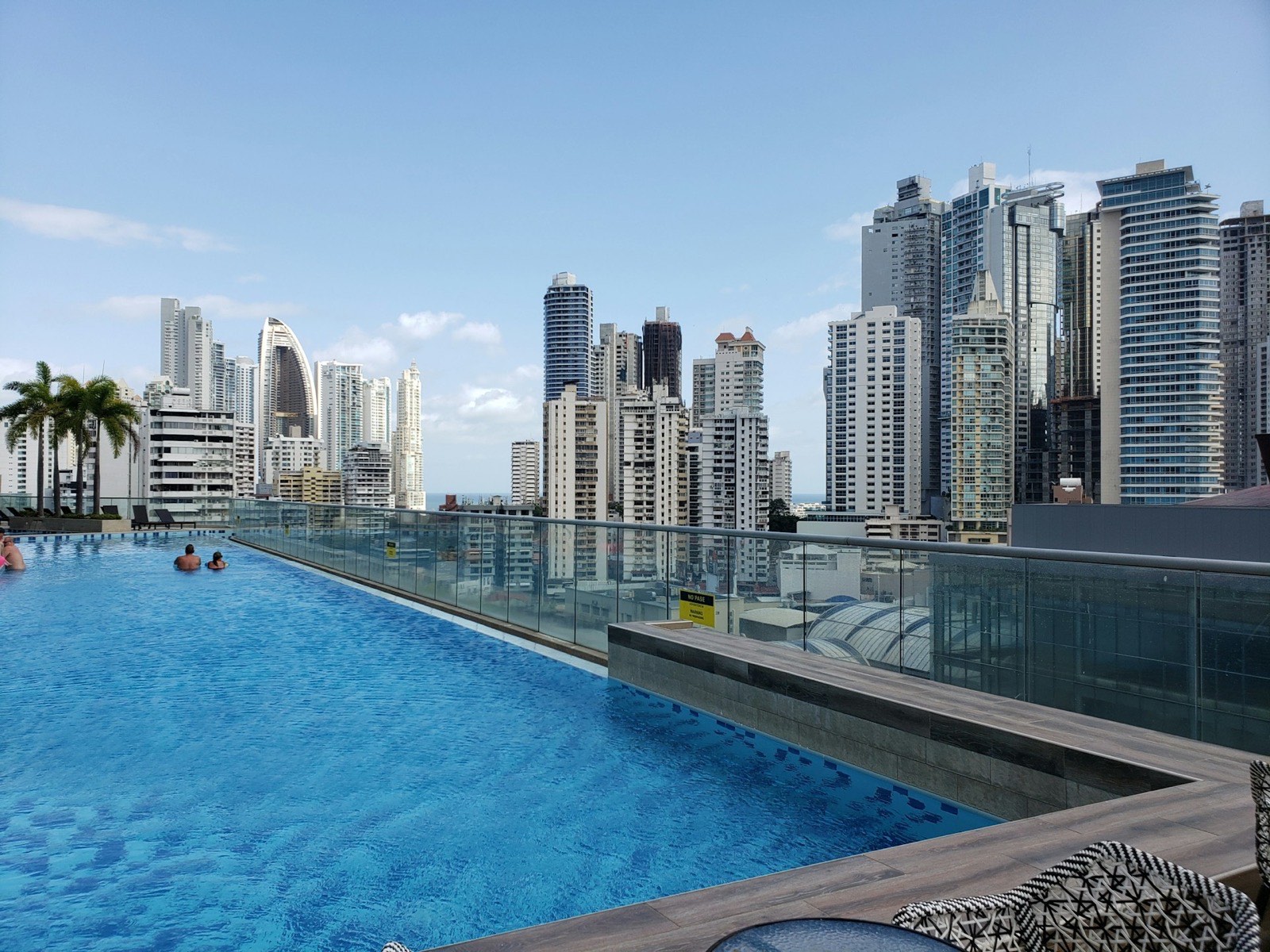 Piscina en terraza con vista panorámica a la ciudad